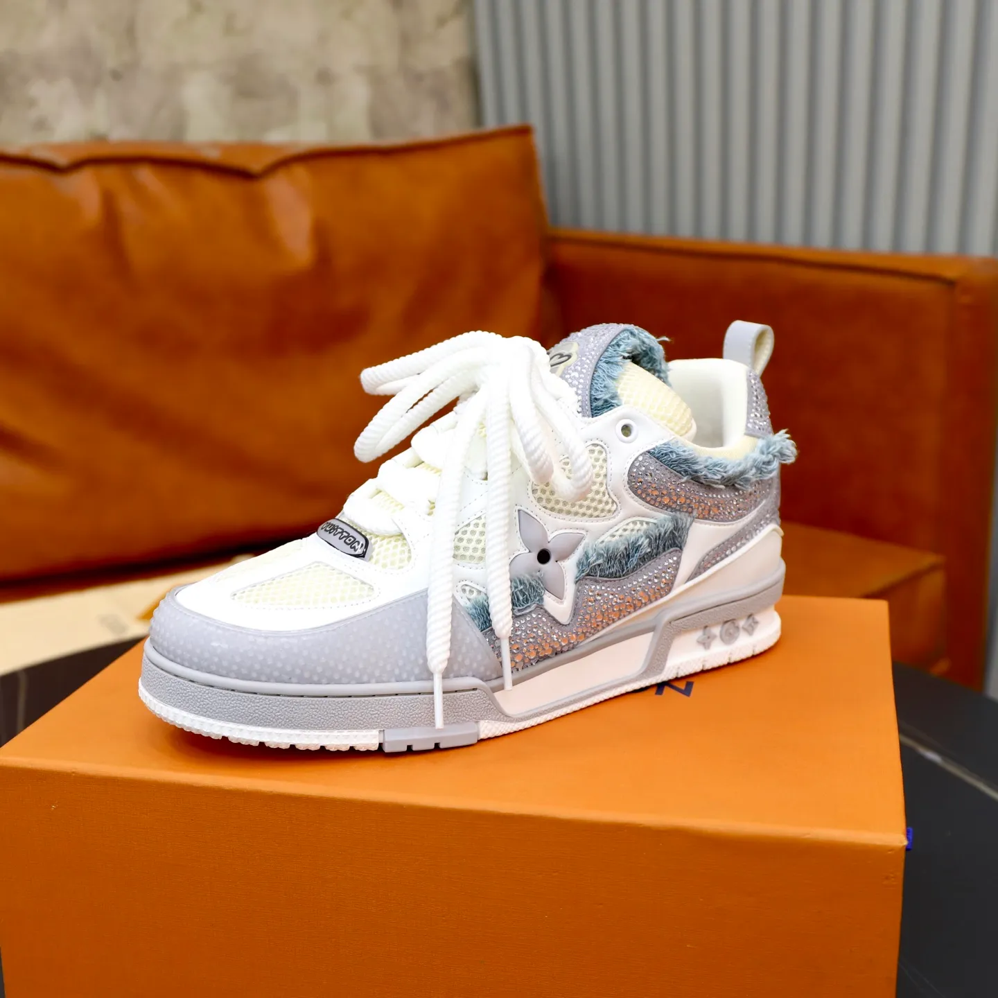 Ex-factory price: 860💰LV Couple👫Louis Vuitton TRAINER sneakers classic Louis Vuitton men's artistic director Virgil Abloh picked inspiration to create this LV Trainer sneaker. Yingze crystal inlays present a colorful effect. VS can be matched with two gorgeous effect colors. The LV letter logo badge on the tongue is gorgeous and noble. The LV letter is decorated on the side. The outsole is decorated with a Monogram flower pattern. It shows the trend of elegance and nobility! Men's and women's models: 35-46